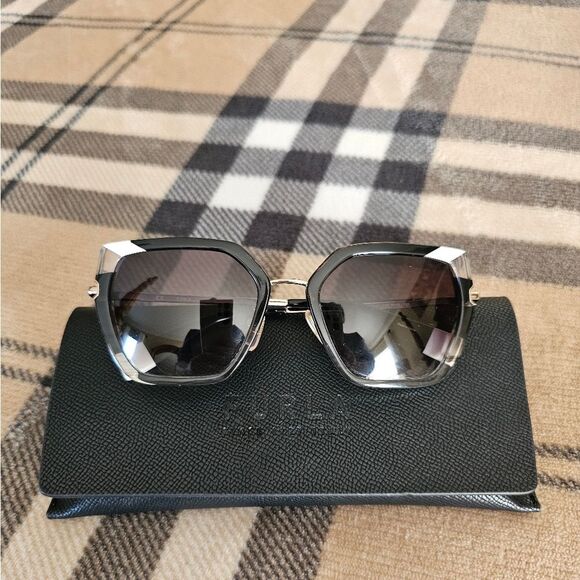 Stylish Geometric Sunglasses with Black and Silver Accents Like New Cond… - Picture 1 of 4